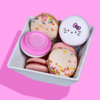 15% Descuento, Set the creme shop x hello kitty, Esmalte con decoraciones, rubor en crema y bálsamo labial sweet sprinkles.